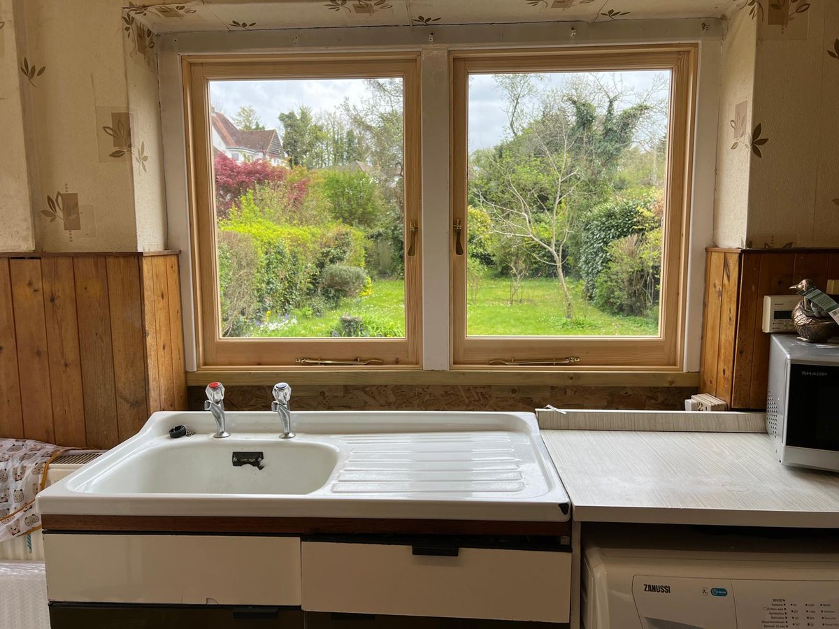 New bespoke timber window hand-built in our workshop and fitted into a Coulsdon kitchen, looking out to the back garden
